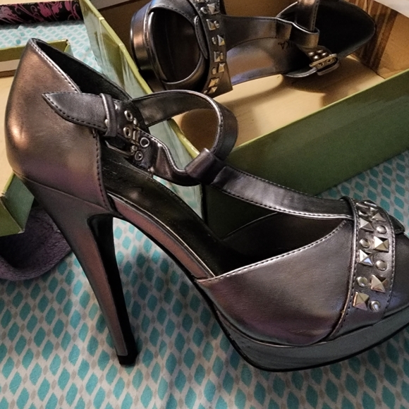 Shoes - Picture 2 of 2